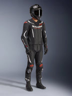 Fato de Pele Alpinestars GP Force V2 de 2 Peças, preto, branco e vermelho fluo, equipamento completo de corrida para motociclismo incluindo capacete de fibra de carbono, luvas de corrida e botas, construção em pele com painéis perfurados e corcova aerodinâmica.
