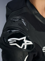 Fato de Cabedal de Uma Peça Alpinestars Stella GP-R7, detalhe da zona do ombro, deslizador GP DFS RR em preto brilhante com logótipo branco, cabedal perfurado e construção em sanfona elástica, fato de corrida de alta performance para mulher