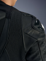 Fato de Cabedal Stella GP-R7 Feminino da Alpinestars, preto, detalhe do ombro com slider de ombro DFS RR, painéis de cabedal em acordeão para mobilidade e cabedal perfurado para ventilação.