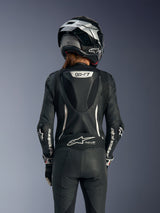 Fato de Cabedal de 1 Peça Alpinestars Stella GP-R7, fato de corrida feminino preto, vista traseira com a corcova aerodinâmica, painéis elásticos de cabedal e marca Tech-Air Ready, usado com um capacete de corrida coordenado
