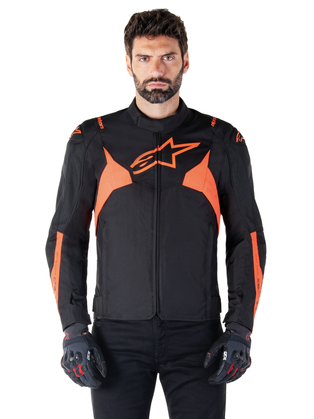 Casaco Impermeável Alpinestars T-Jaws V4, casaco desportivo de motociclismo, preto e vermelho fluorescente, com detalhes em néon e um logótipo de estrela proeminente no peito, usado por um modelo masculino com luvas de motociclismo pretas, design têxtil elegante de inspiração racing