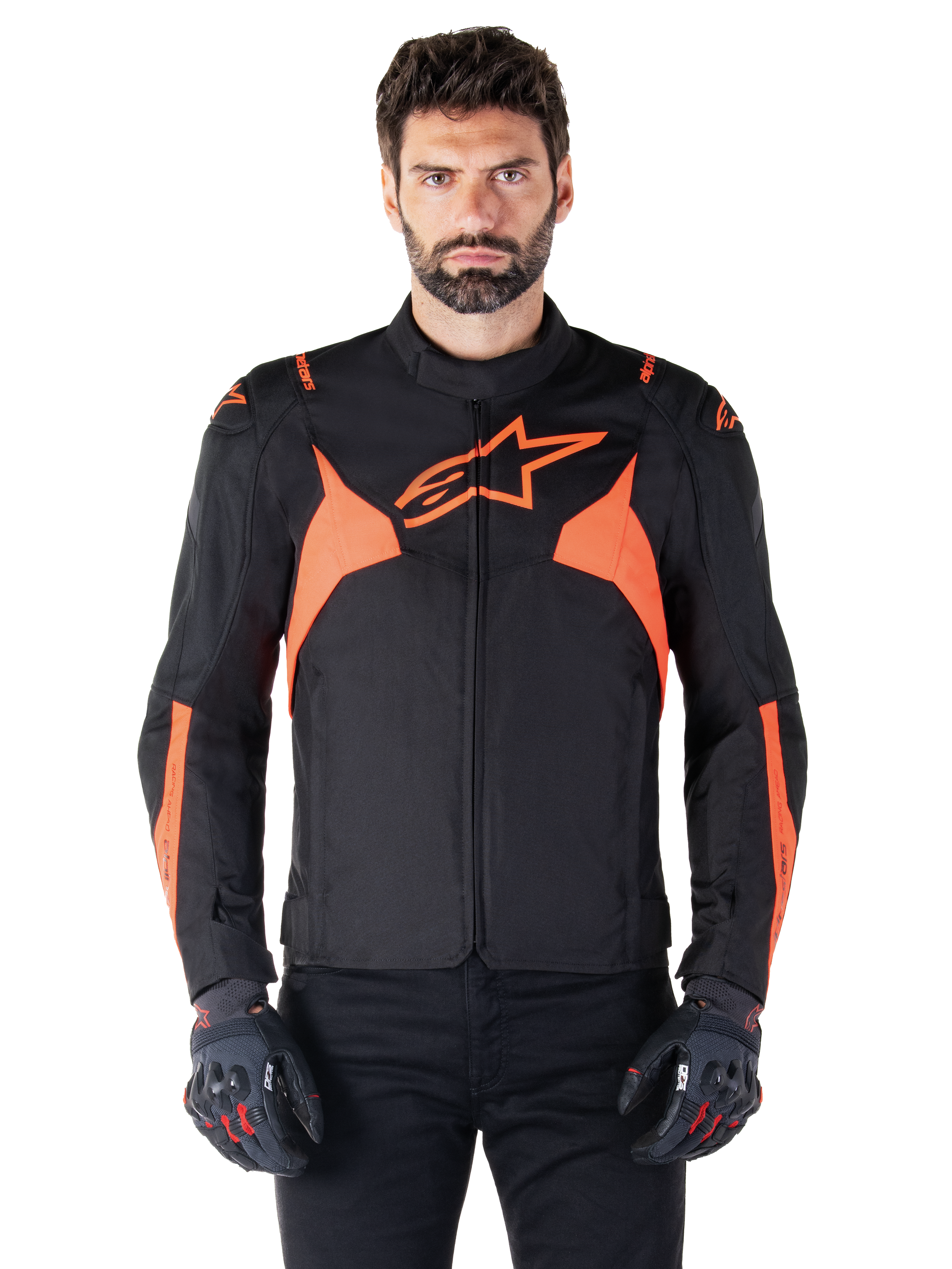 Casaco Impermeável Alpinestars T-Jaws V4, casaco desportivo de motociclismo, preto e vermelho fluorescente, com detalhes em néon e um logótipo de estrela proeminente no peito, usado por um modelo masculino com luvas de motociclismo pretas, design têxtil elegante de inspiração racing