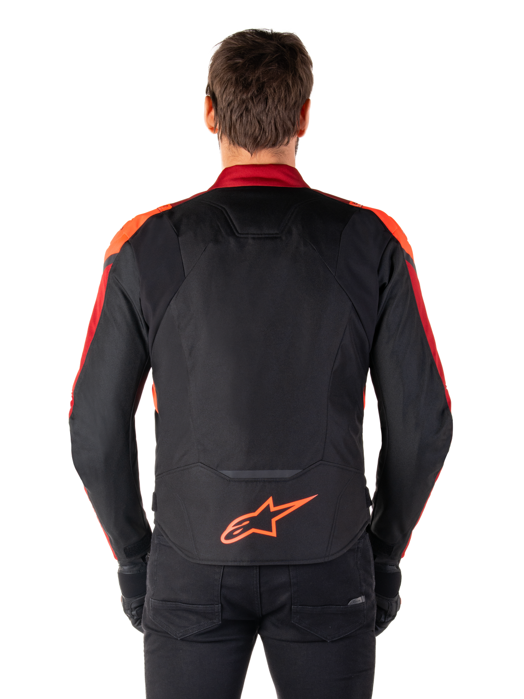 Casaco Impermeável Alpinestars T-Jaws V4, vista traseira, preto com detalhes em Vermelho Fluo e Vermelho Escuro, logótipo laranja na parte inferior das costas, painel traseiro prolongado para maior cobertura, casaco têxtil desportivo de motociclismo