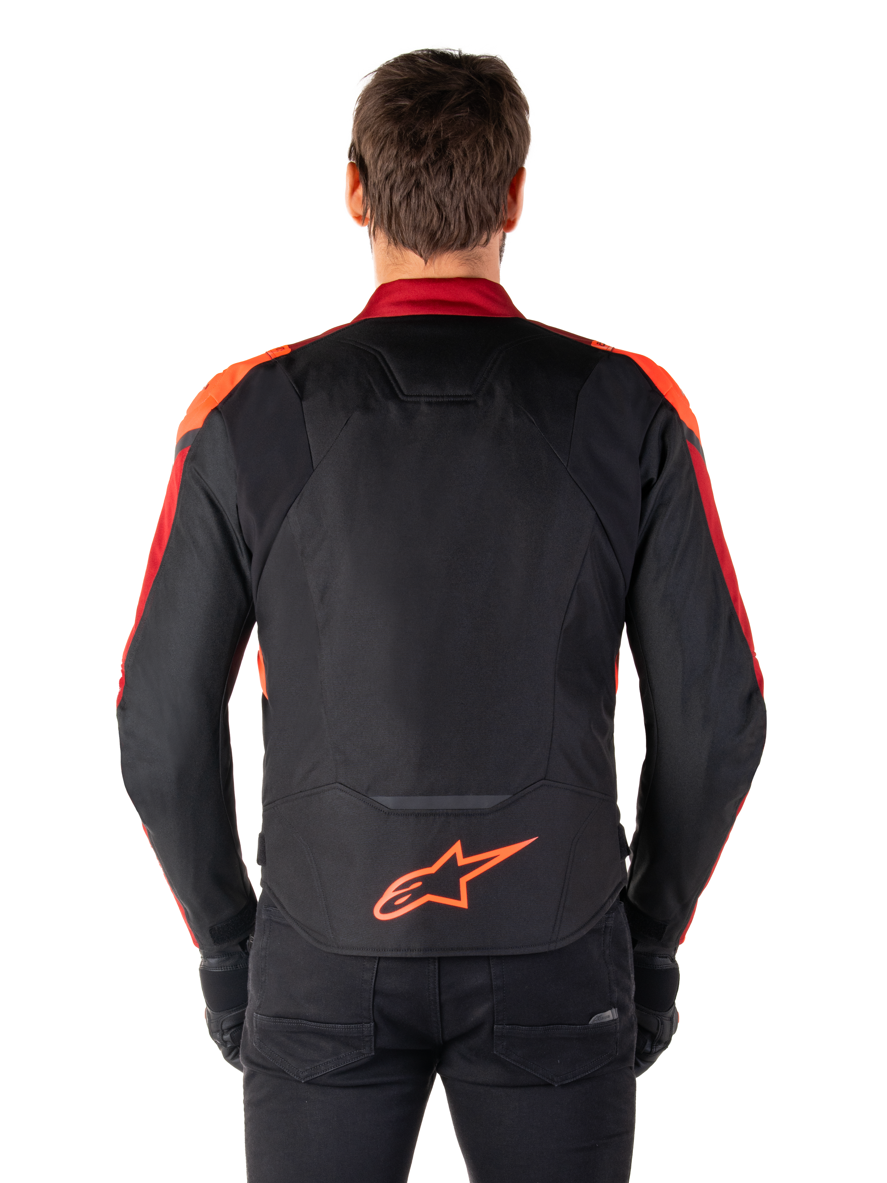 Casaco Impermeável Alpinestars T-Jaws V4, vista traseira, preto com detalhes em Vermelho Fluo e Vermelho Escuro, logótipo laranja na parte inferior das costas, painel traseiro prolongado para maior cobertura, casaco têxtil desportivo de motociclismo