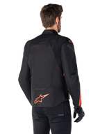 Casaco Alpinestars T-Jaws V4 Waterproof, modelo masculino visto de trás, preto com detalhes em vermelho fluo, logótipo vermelho fluo na parte inferior das costas e detalhes nos ombros e mangas, equipamento desportivo de motociclismo