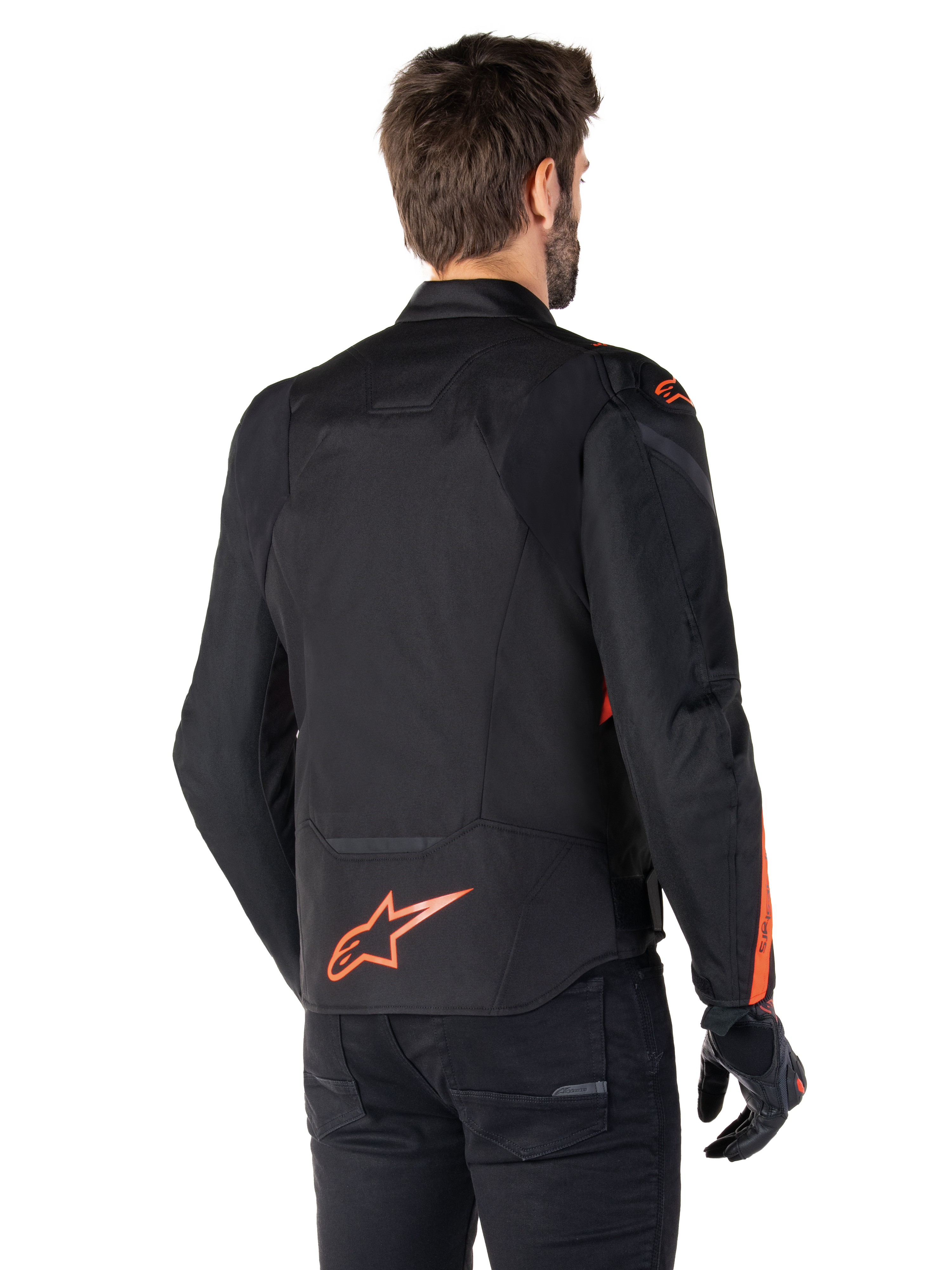 Casaco Alpinestars T-Jaws V4 Waterproof, modelo masculino visto de trás, preto com detalhes em vermelho fluo, logótipo vermelho fluo na parte inferior das costas e detalhes nos ombros e mangas, equipamento desportivo de motociclismo