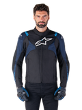 Alpinestars T-Jaws V4 Waterproof Jacket, casaco de motociclismo, preto e azul-escuro com detalhes azul Blithe, logótipo branco no peito, texto azul nos ombros, usado com luvas a condizer, equipamento têxtil impermeável