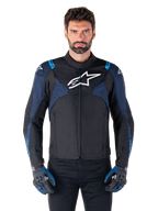 Alpinestars T-Jaws V4 Waterproof Jacket, casaco de motociclismo, preto e azul-escuro com detalhes azul Blithe, logótipo branco no peito, texto azul nos ombros, usado com luvas a condizer, equipamento têxtil impermeável