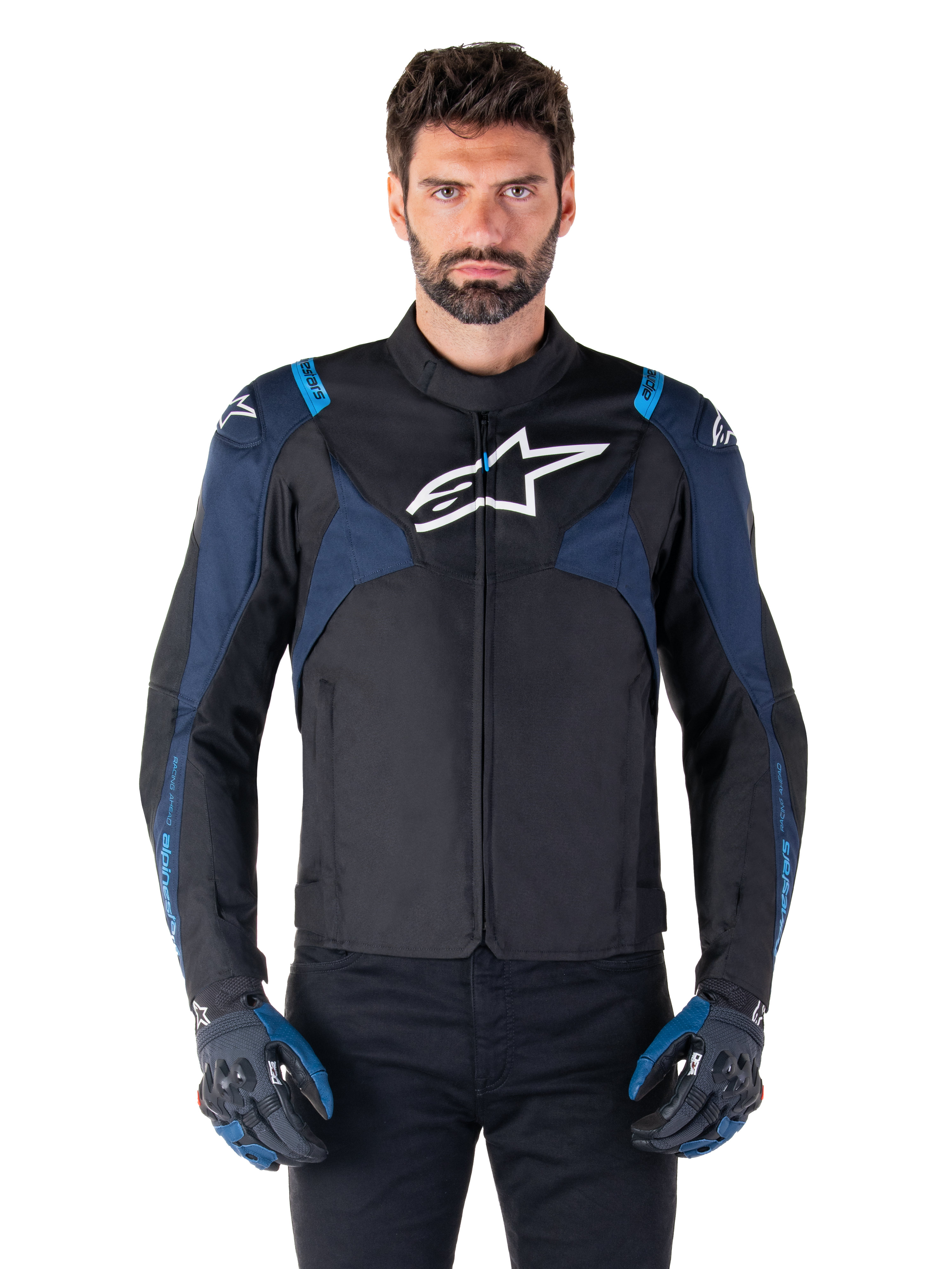 Alpinestars T-Jaws V4 Waterproof Jacket, casaco de motociclismo, preto e azul-escuro com detalhes azul Blithe, logótipo branco no peito, texto azul nos ombros, usado com luvas a condizer, equipamento têxtil impermeável