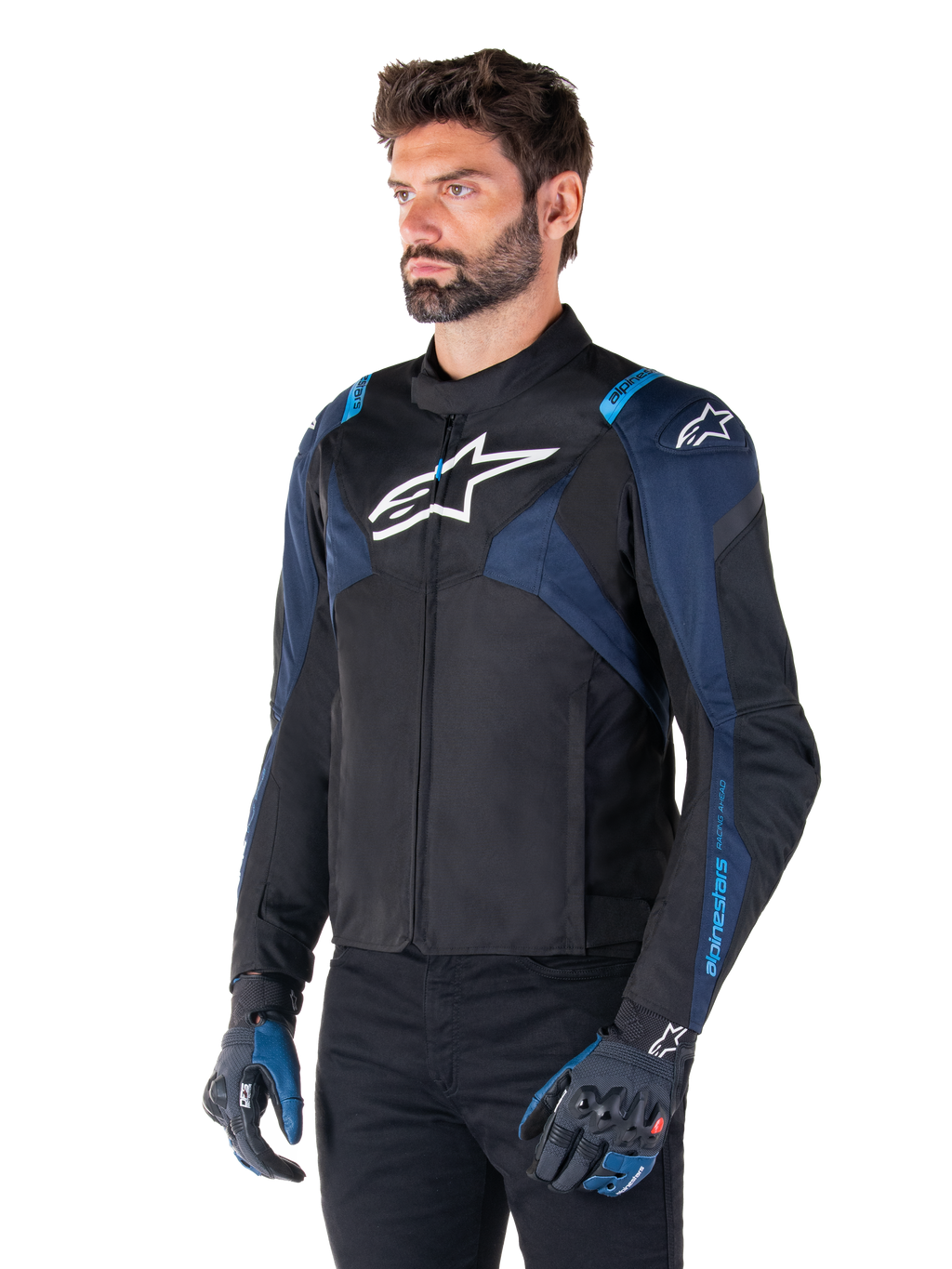 Casaco Impermeável Alpinestars T-Jaws V4, casaco de motociclismo, preto, azul escuro e azul Blithe, usado por um modelo com luvas a combinar e calças pretas, com logótipos Alpinestars brancos no peito e ombros e detalhes azuis nas mangas, equipamento têxtil desportivo