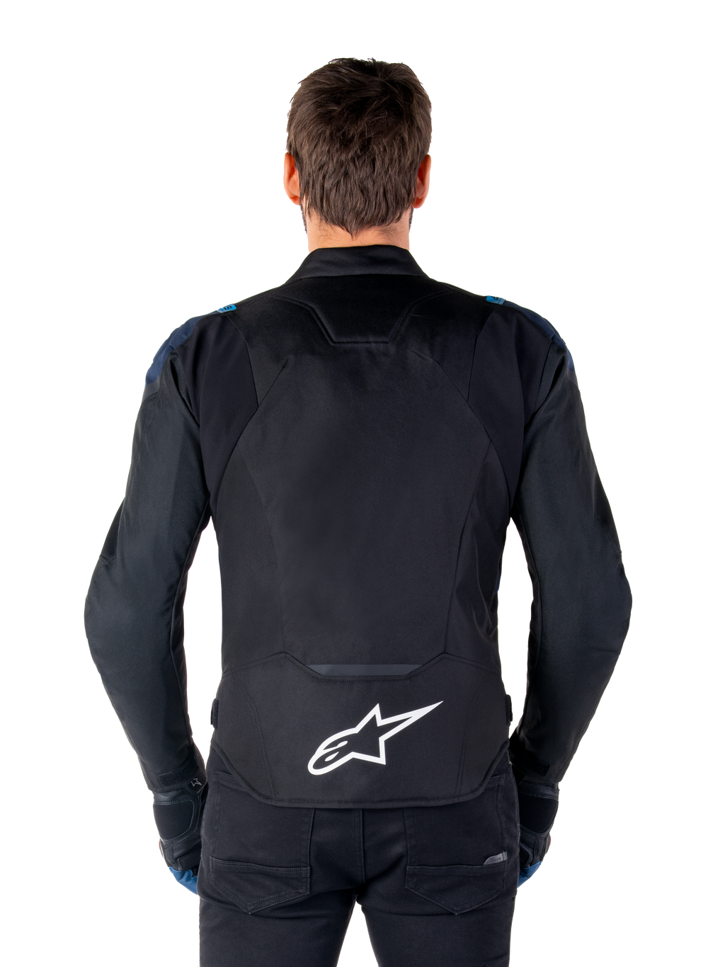 Alpinestars T-Jaws V4 Waterproof Jacket, casaco de motociclismo, preto, azul escuro e azul Blithe, vista traseira num modelo, com um grande logótipo Alpinestars branco na parte inferior das costas, detalhes em azul escuro nos ombros e uma silhueta desportiva elegante.