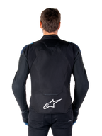 Alpinestars T-Jaws V4 Waterproof Jacket, casaco de motociclismo, preto, azul escuro e azul Blithe, vista traseira num modelo, com um grande logótipo Alpinestars branco na parte inferior das costas, detalhes em azul escuro nos ombros e uma silhueta desportiva elegante.