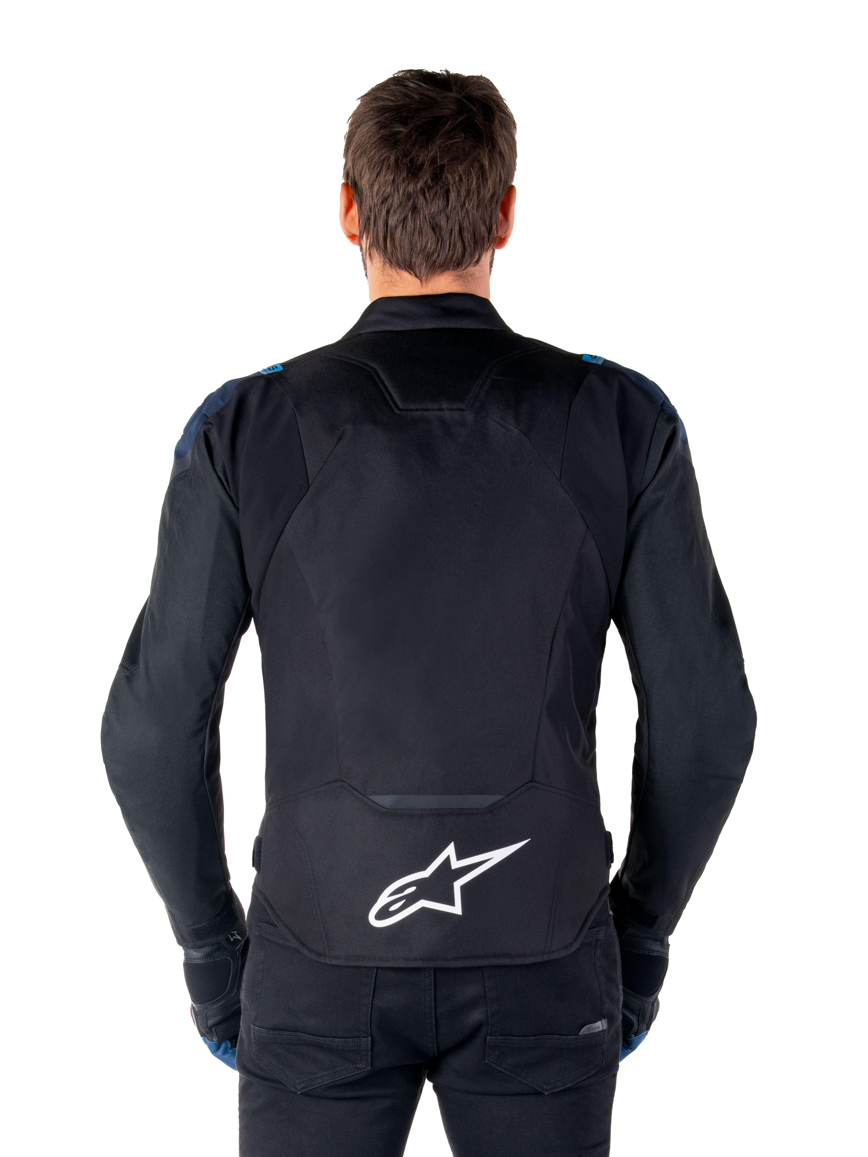 Alpinestars T-Jaws V4 Waterproof Jacket, casaco de motociclismo, preto, azul escuro e azul Blithe, vista traseira num modelo, com um grande logótipo Alpinestars branco na parte inferior das costas, detalhes em azul escuro nos ombros e uma silhueta desportiva elegante.