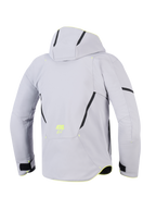 Casaco Alpinestars Aeroshell Waterproof, Mid Gray Yellow Fluo, vista traseira de um casaco de motociclismo com capuz, softshell têxtil cinzento claro com detalhes diagonais pretos, logótipo ASTARS em amarelo fluorescente na parte inferior das costas, design moderno de estilo desportivo.