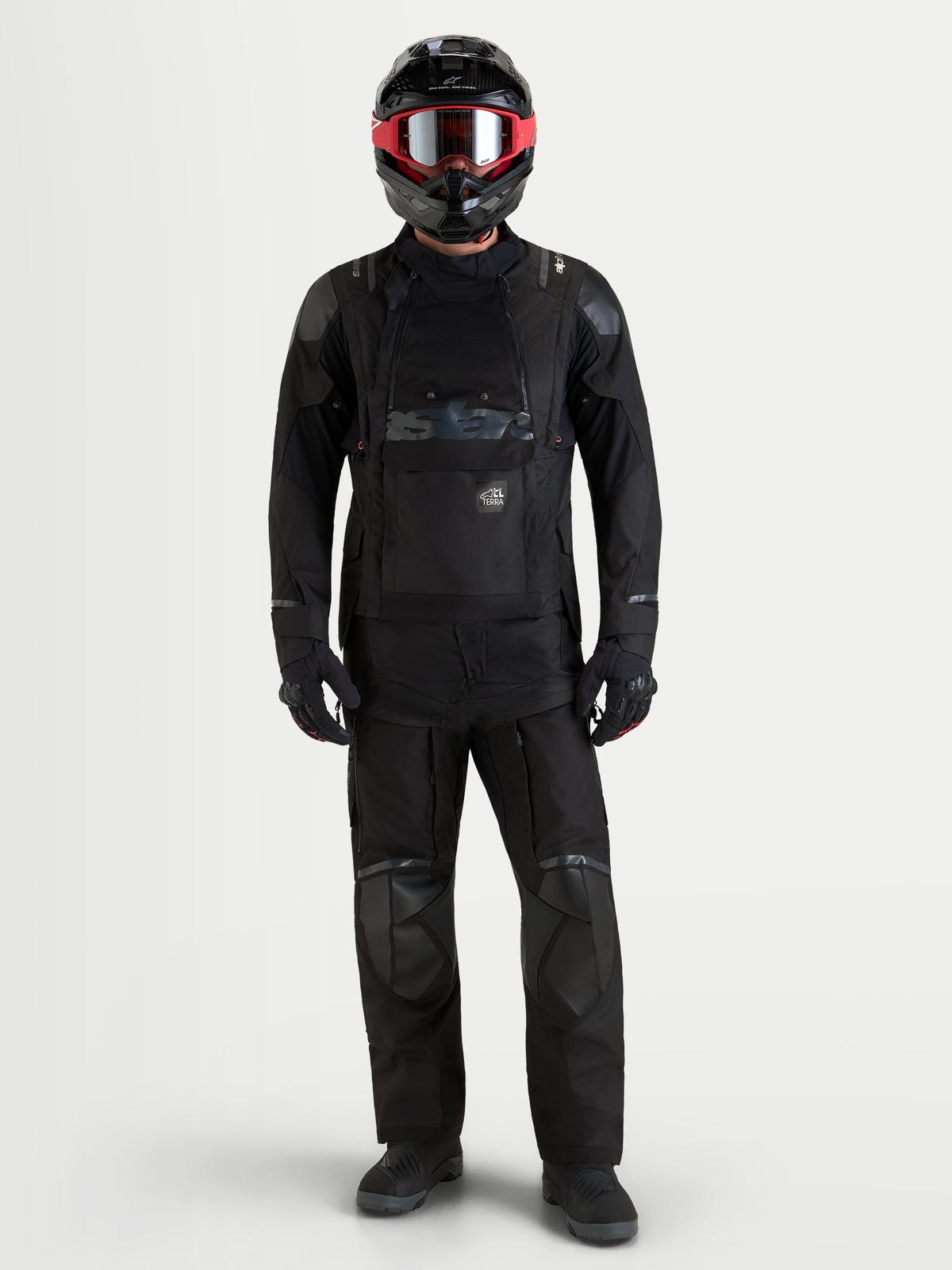 Alpinestars Harok V2 Drystar, conjunto de equipamento de moto adventure para homem, preto, vista frontal num modelo com capacete e óculos, construção em tecido impermeável