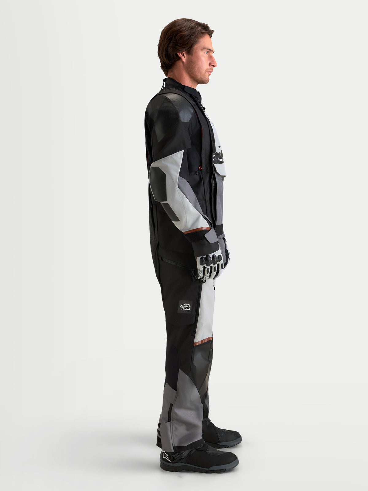 Harok V2 Drystar da Alpinestars, casaco de moto para todo-o-terreno para homem, cinzento escuro, cinzento gelo e preto, vista lateral num modelo