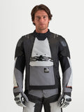 Alpinestars Harok V 2 Drystar Casaco, casaco de moto de aventura para homem, cinzento-escuro, cinzento-gelo e preto, ventilação modular, construção impermeável e certificação CE, usado por um modelo
