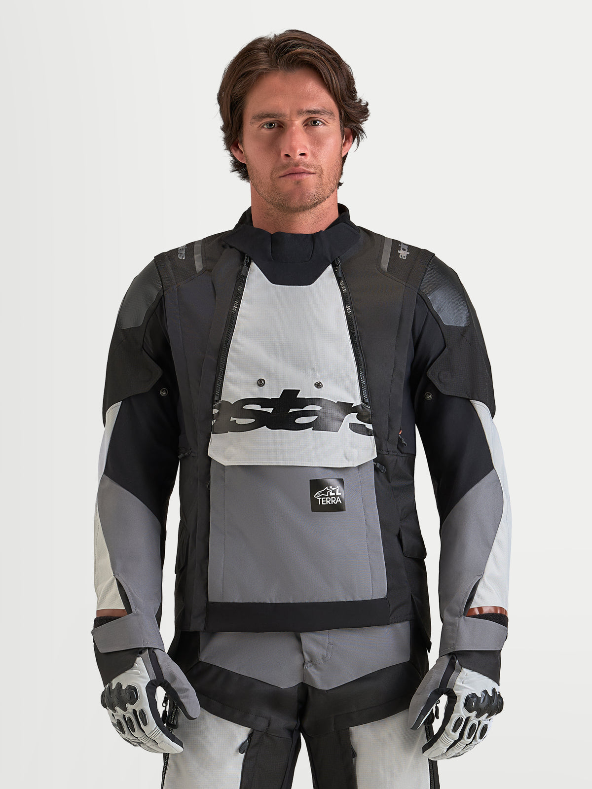 Alpinestars Harok V 2 Drystar Casaco, casaco de moto de aventura para homem, cinzento-escuro, cinzento-gelo e preto, ventilação modular, construção impermeável e certificação CE, usado por um modelo