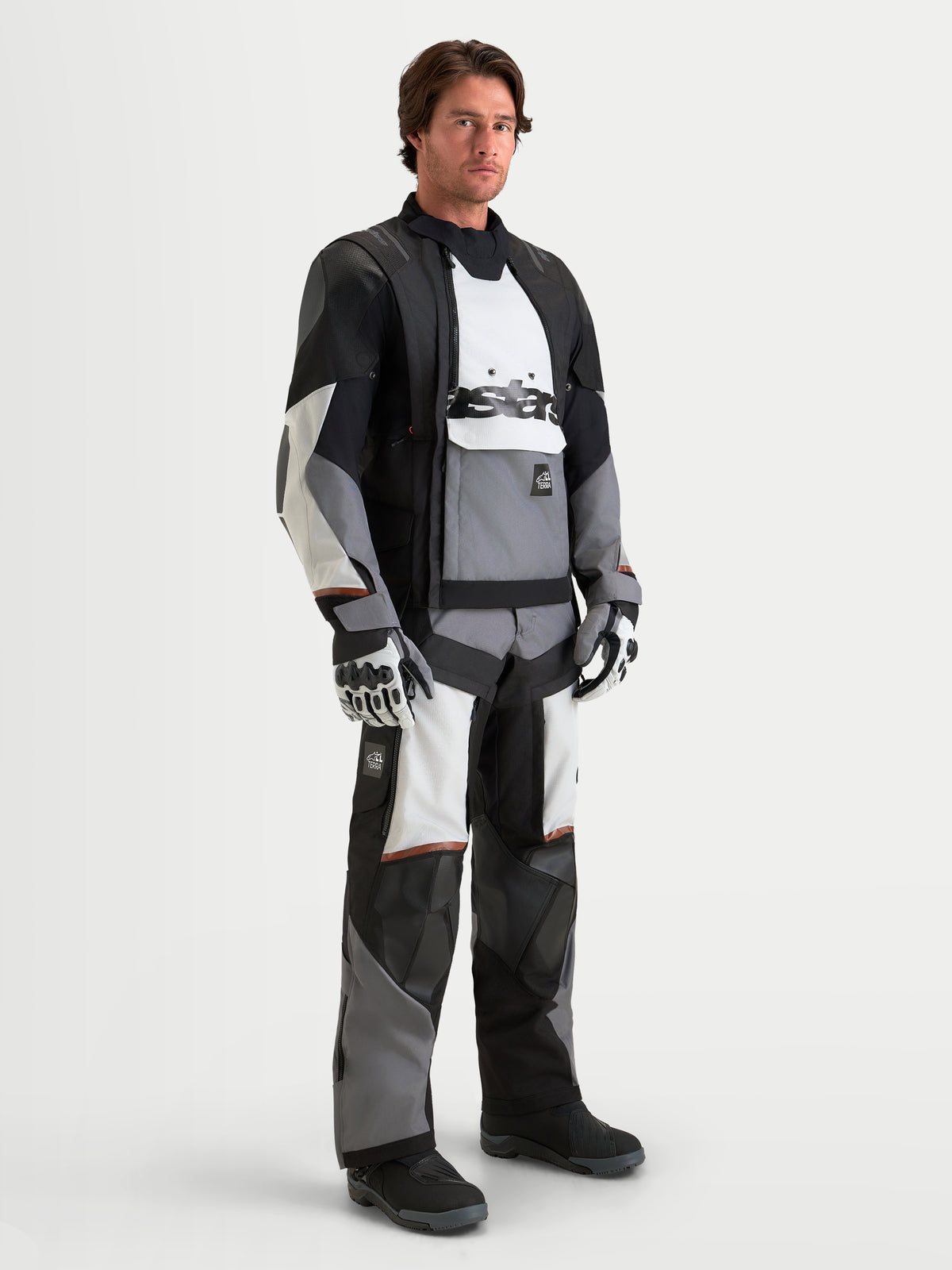 Alpinestars Harok V2 Drystar casaco de moto de aventura para homem, cinzento-escuro, cinzento-gelo e preto, com proteção CE e construção modular impermeável, vestido por um modelo