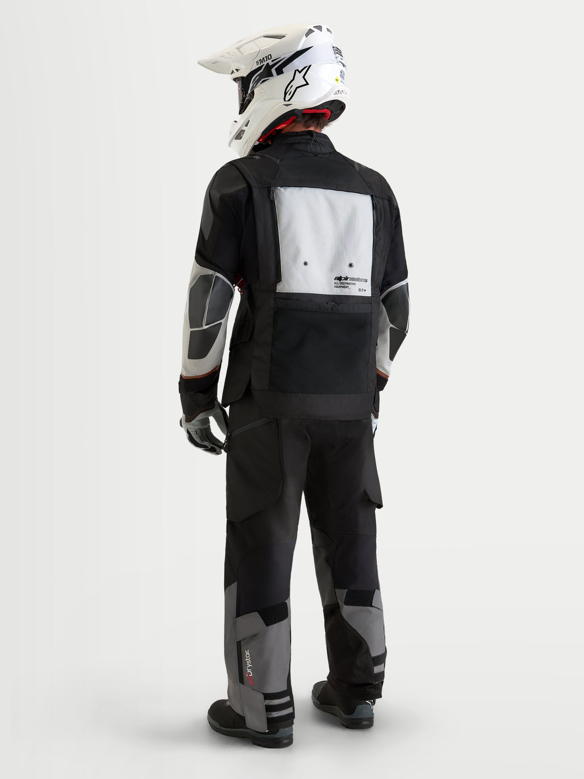 Alpinestars Harok V2 Drystar casaco de moto de aventura para homem, cinzento-escuro, cinzento-gelo e preto, vista traseira com painel de ventilação modular, zonas de reforço em PU e calças de aventura a combinar com capacete de todo-o-terreno branco