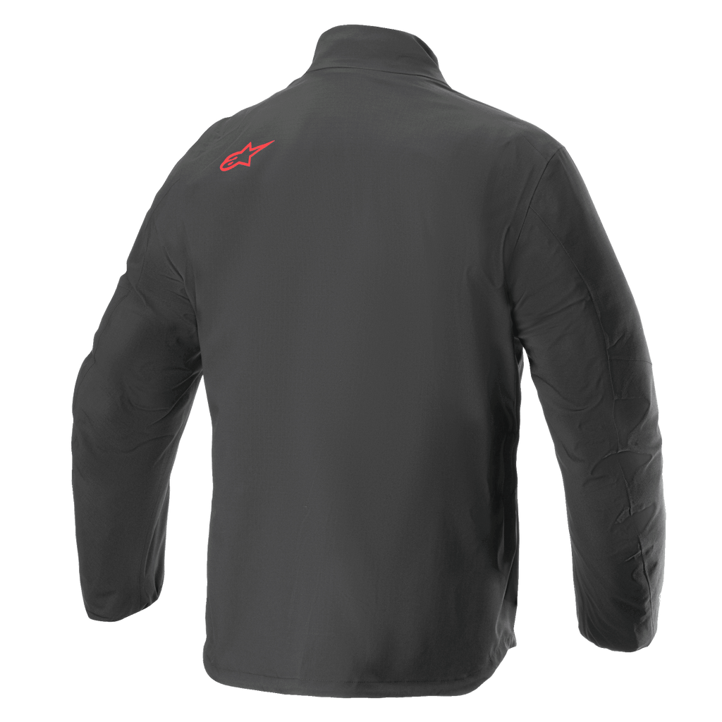 Jaqueta Alpinestars AMT Storm Gear Drystar® XF, jaqueta de motociclismo impermeável, preta, vista traseira com logótipo Alpinestars vermelho no ombro superior, construção em têxtil ripstop durável com costas alongadas para maior cobertura