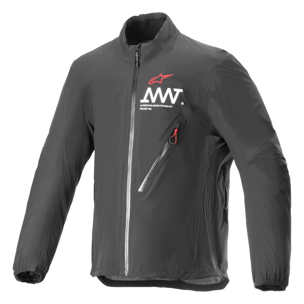 Alpinestars AMT Storm Gear Drystar XF Jacket, casaco de motociclismo impermeável e respirável em preto, com gola alta, bolso diagonal no peito com fecho e puxador vermelho e logótipo AMT branco no peito