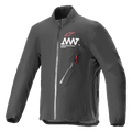 Alpinestars AMT Storm Gear Drystar XF Jacket, casaco de motociclismo impermeável e respirável em preto, com gola alta, bolso diagonal no peito com fecho e puxador vermelho e logótipo AMT branco no peito
