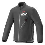 Alpinestars AMT Storm Gear Drystar XF Jacket, casaco de motociclismo impermeável e respirável em preto, com gola alta, bolso diagonal no peito com fecho e puxador vermelho e logótipo AMT branco no peito