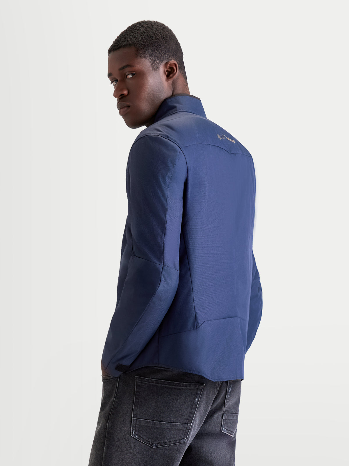 Alpinestars C-1 Waterproof Casaco, casaco de moto urbano contemporâneo para homem em azul escuro, vista traseira num modelo a mostrar a construção em tecido poliéster 450D e padrão ergonómico tridimensional nas costas