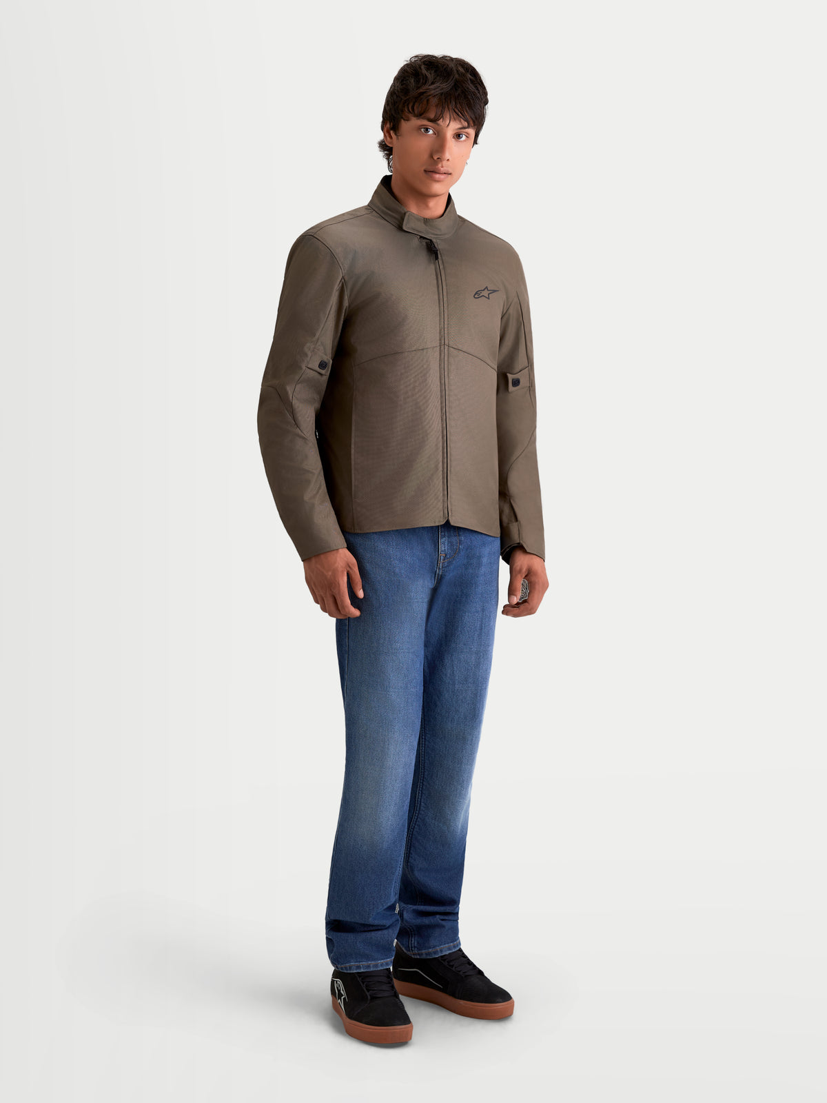 Alpinestars C-1 Waterproof, blusão de moto urbano contemporâneo para homem em castanho e preto, vista frontal num modelo a usar calças de ganga, com construção em tecido 450D e gola de acabamento suave