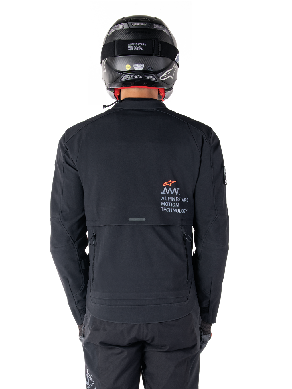 Casaco Alpinestars AMT-8 Stretch Drystar® XF, vista traseira, preto, usado com capacete e calças pretas, com logótipo Alpinestars Motion Technology nas costas, design de touring de aventura com material elástico ergonómico.