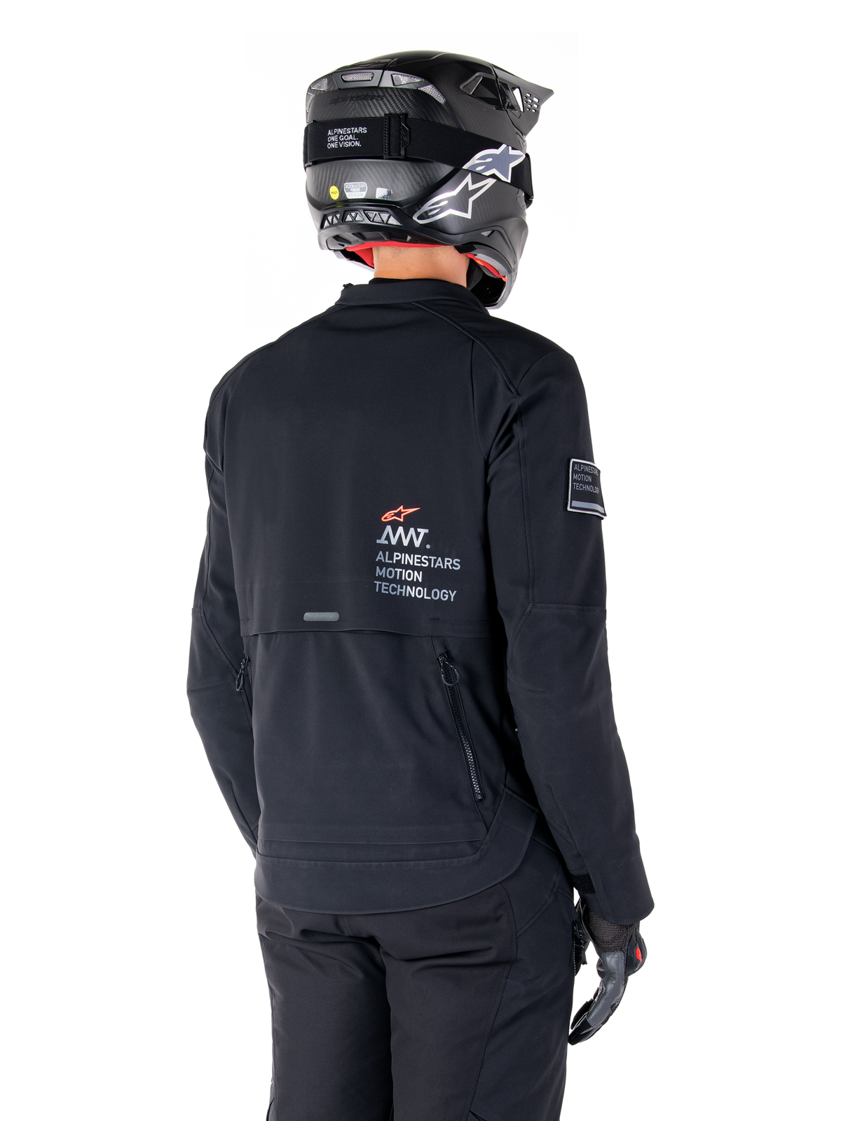 Vista traseira de um motociclista a usar o Casaco Alpinestars AMT-8 Stretch Drystar® XF em preto, com a marca 'AMT Alpinestars Motion Technology' nas costas, ventilação técnica com fecho de correr, combinado com um capacete e luvas de motociclismo pretos.