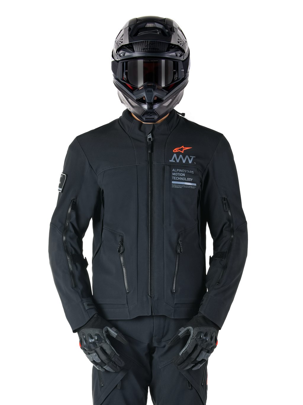 Casaco Alpinestars AMT-8 Stretch Drystar® XF, casaco de motociclismo preto, com logótipo Alpinestars laranja e marca AMT cinzenta, gola alta com fecho frontal e aberturas de ventilação, usado com capacete e luvas pretos, equipamento de proteção para touring de aventura
