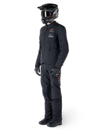 Casaco Alpinestars AMT-8 Stretch Drystar® XF, casaco de motociclismo de aventura, preto, usado com calças, capacete e luvas a condizer, com o logótipo Alpinestars Motion Technology e detalhes em laranja, construção elástica durável para condução de aventura