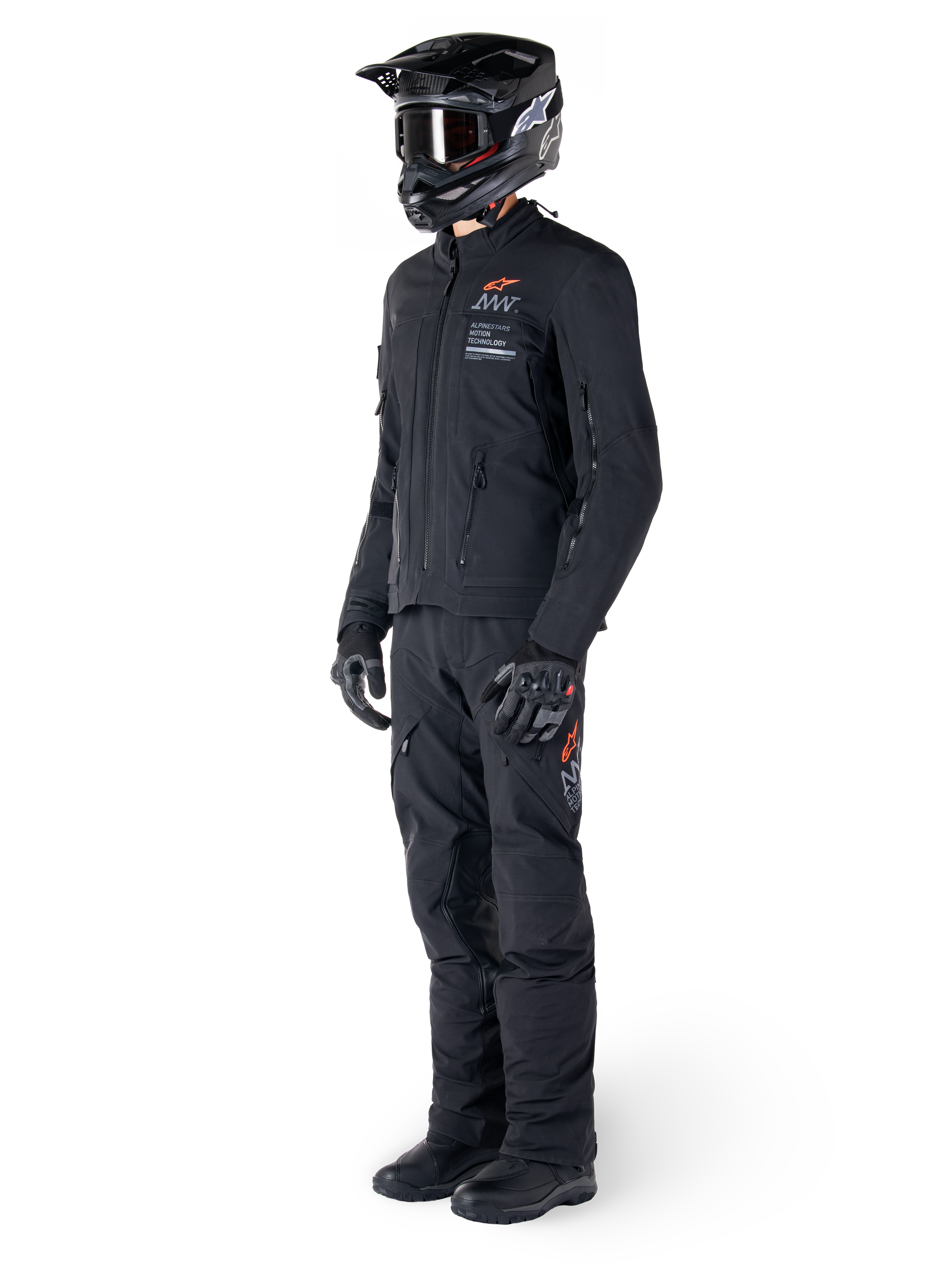 Casaco Alpinestars AMT-8 Stretch Drystar® XF, casaco de motociclismo de aventura, preto, usado com calças, capacete e luvas a condizer, com o logótipo Alpinestars Motion Technology e detalhes em laranja, construção elástica durável para condução de aventura