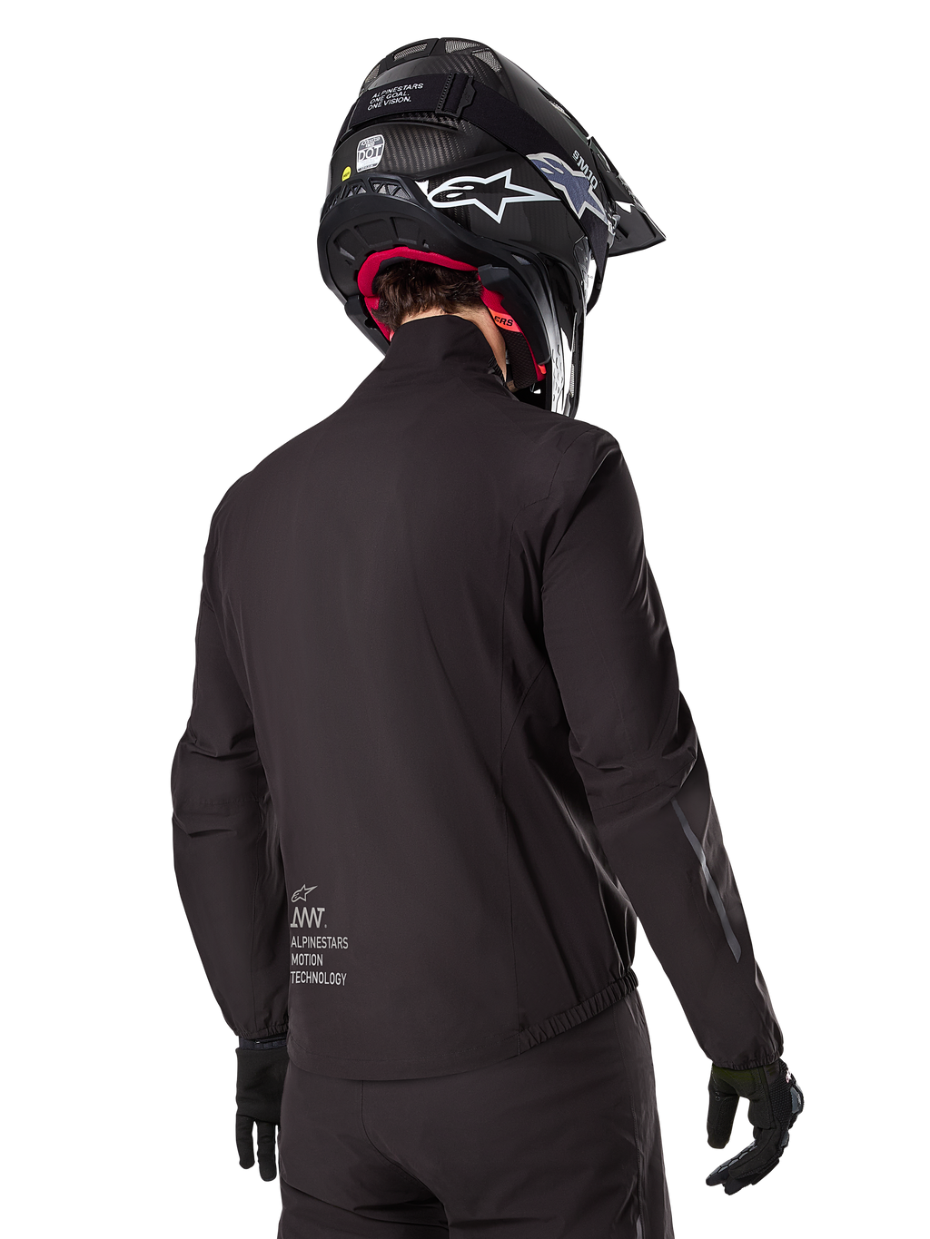Alpinestars AMT-8 Stretch Drystar® XF Liner, forro de casaco impermeável preto, vista traseira num motociclista com capacete e luvas pretos, com o logótipo Alpinestars Motion Technology na zona lombar, design minimalista e funcional para condução de aventura