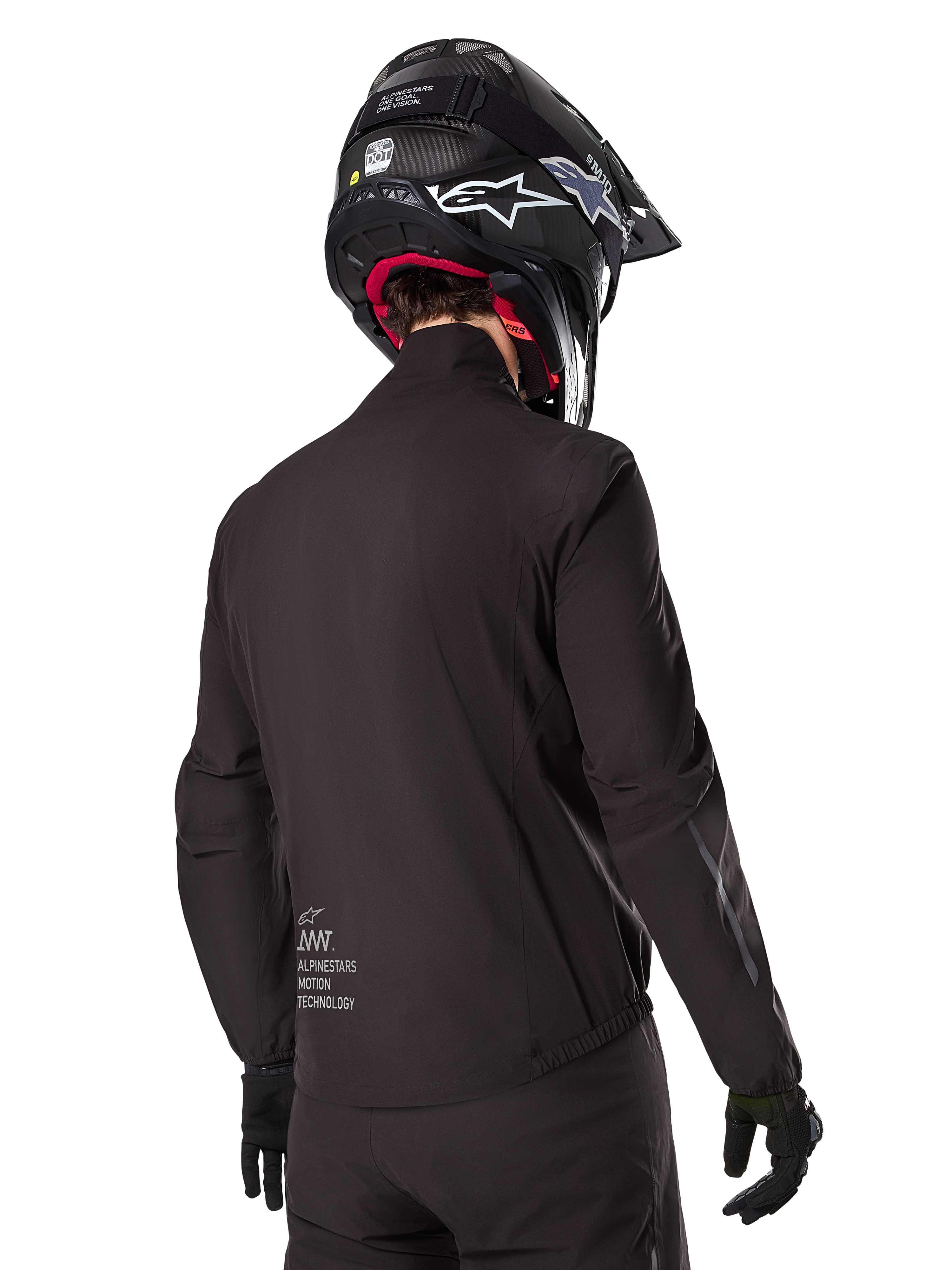 Alpinestars AMT-8 Stretch Drystar® XF Liner, forro de casaco impermeável preto, vista traseira num motociclista com capacete e luvas pretos, com o logótipo Alpinestars Motion Technology na zona lombar, design minimalista e funcional para condução de aventura