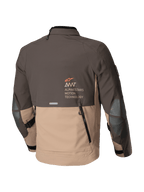 Alpinestars Jaqueta AMT-8 Stretch Drystar® XF, casaco de moto adventure touring, castanho escuro e cáqui escuro, vista traseira com exaustão traseira e logótipo Alpinestars Motion Technology