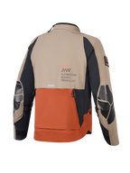 Casaco Alpinestars AMT-8 Stretch Drystar® XF, Walnut Rust Black, vista traseira com painéis bege e ferrugem e mangas pretas, logótipo Alpinestars Motion Technology nas costas, reforços nos cotovelos e ventilação traseira com design de telha para motociclismo de aventura.