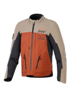 Casaco Alpinestars AMT-8 Stretch Drystar® XF, casaco de motociclismo de aventura, esquema de cores Walnut Rust Black, com painéis superiores bege, tronco em laranja-ferrugem e detalhes pretos, fechos de ventilação proeminentes e marca AMT no peito