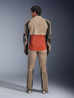 Alpinestars AMT-8 Stretch Drystar® XF Jacket, Walnut Rust Black, vista traseira de um motociclista com calças de aventura e luvas a condizer, apresentando um painel traseiro proeminente cor de ferrugem, secções superiores nogueira e detalhes elásticos pretos, concebido para touring de longa distância