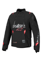 Alpinestars Halo Pro Drystar® XF Laminated Jacket, casaco de aventura, preto com detalhes em vermelho e cinzento, fechos de correr frontais impermeáveis assimétricos duplos, logótipo grande no peito, design têxtil técnico modular.