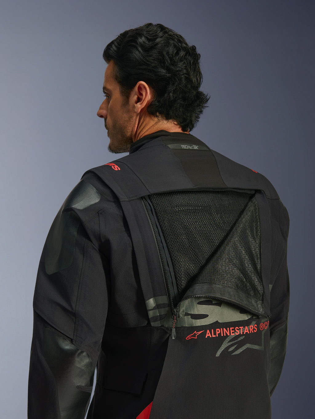 Casaco Alpinestars Halo Pro Drystar® XF Laminado, casaco de aventura para motociclismo, Black Dark Shadow, vista traseira com painel de ventilação modular aberto revelando uma ampla área de malha, logótipo Alpinestars em vermelho, logótipo Tech-Air® Ready no colarinho, construção têxtil durável para condução em todo-o-terreno.