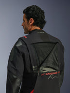 Casaco Alpinestars Halo Pro Drystar® XF Laminado, casaco de aventura para motociclismo, Black Dark Shadow, vista traseira com painel de ventilação modular aberto revelando uma ampla área de malha, logótipo Alpinestars em vermelho, logótipo Tech-Air® Ready no colarinho, construção têxtil durável para condução em todo-o-terreno.