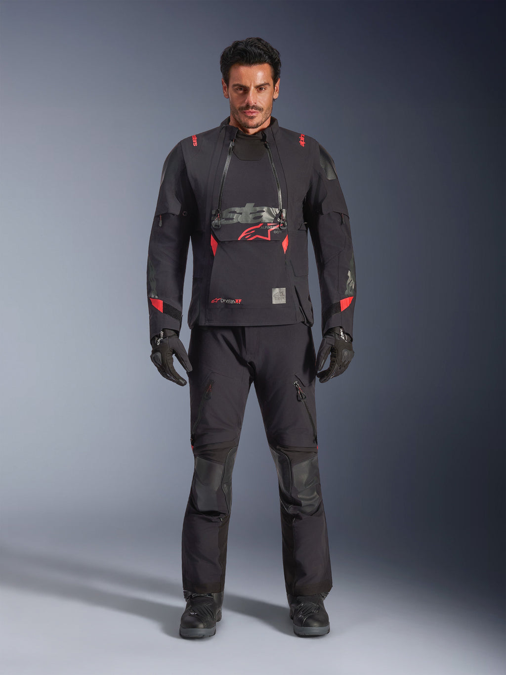 Casaco Alpinestars Halo Pro Drystar® XF Laminado, Black Dark Shadow com detalhes em vermelho, conjunto de equipamento de aventura para motociclismo incluindo calças e luvas a condizer, design têxtil modular com painéis de ventilação frontais e logótipo proeminente no peito