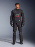 Casaco Alpinestars Halo Pro Drystar® XF Laminado, Black Dark Shadow com detalhes em vermelho, conjunto de equipamento de aventura para motociclismo incluindo calças e luvas a condizer, design têxtil modular com painéis de ventilação frontais e logótipo proeminente no peito