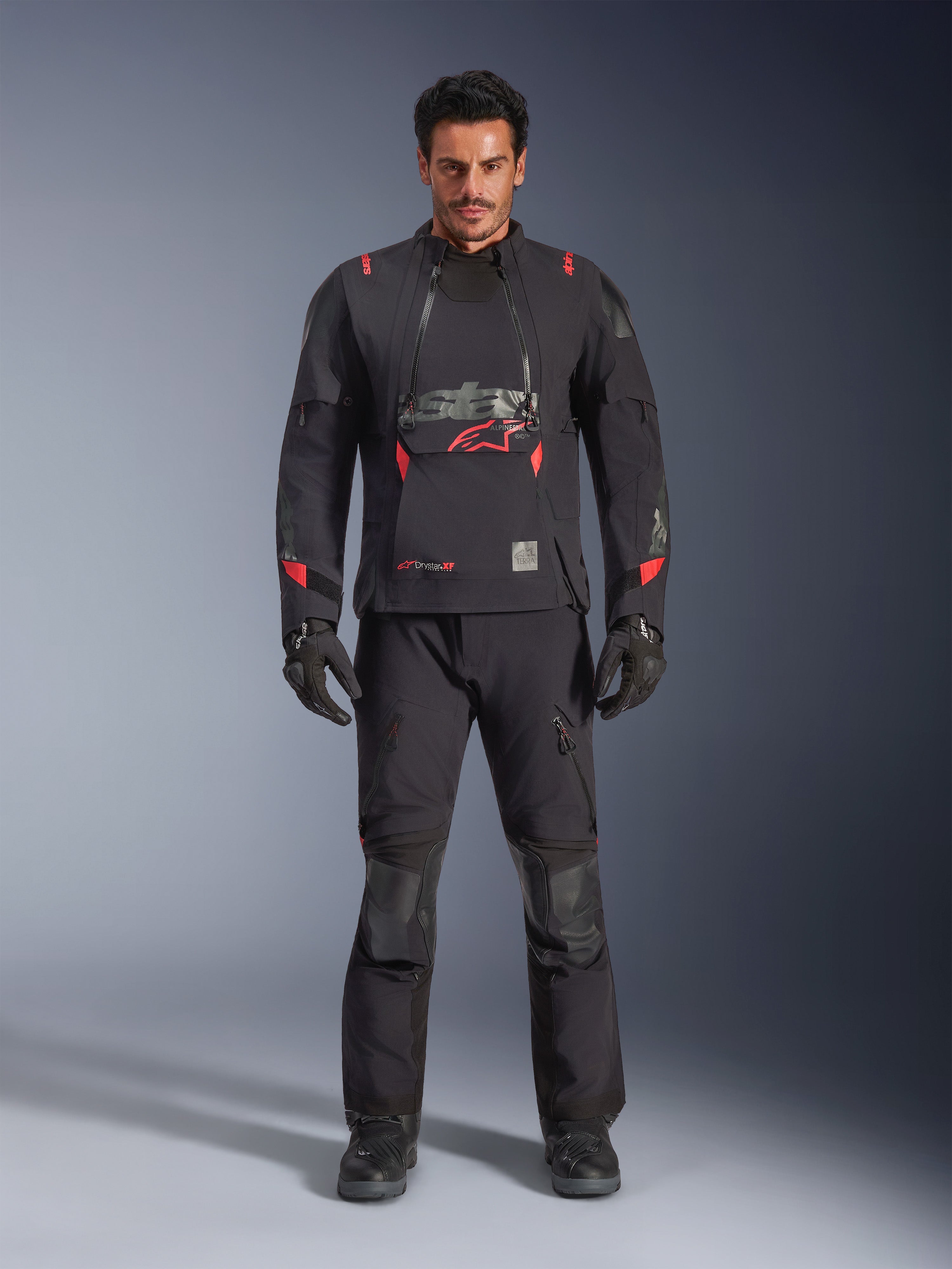 Casaco Alpinestars Halo Pro Drystar® XF Laminado, Black Dark Shadow com detalhes em vermelho, conjunto de equipamento de aventura para motociclismo incluindo calças e luvas a condizer, design têxtil modular com painéis de ventilação frontais e logótipo proeminente no peito