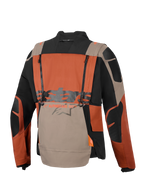 Casaco Alpinestars Halo Pro Drystar® XF Laminado, casaco de aventura para motociclismo, Walnut Rust Black, vista traseira com fechos de ventilação verticais, logótipo Alpinestars grande no centro e construção em têxtil ripstop durável