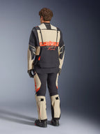 Casaco Alpinestars Halo Pro Drystar® XF Laminado, Mastic Black, vista traseira, casaco de aventura para motociclismo com logótipo 'astars' grande a laranja na parte de trás, usado com calças técnicas e botas a condizer, design modular para terrenos versáteis