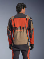 Casaco Laminado Alpinestars Halo Pro Drystar® XF, cor Walnut Rust Black, vista traseira, com um painel traseiro laranja grande com logótipo ASTARS em preto, bolso de armazenamento inferior em tom walnut e gola Tech-Air® Ready, usado com calças de aventura a condizer e luvas pretas